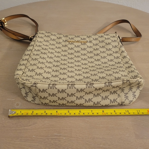 Michael Kors Jet Set Travel Large Messenger - Picture 13 of 15